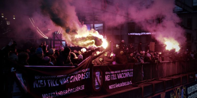 Bannere og lysbluss på Stockholmsmanifestasjonen den 22. januar.